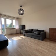 2 pokoje, duży balkon.