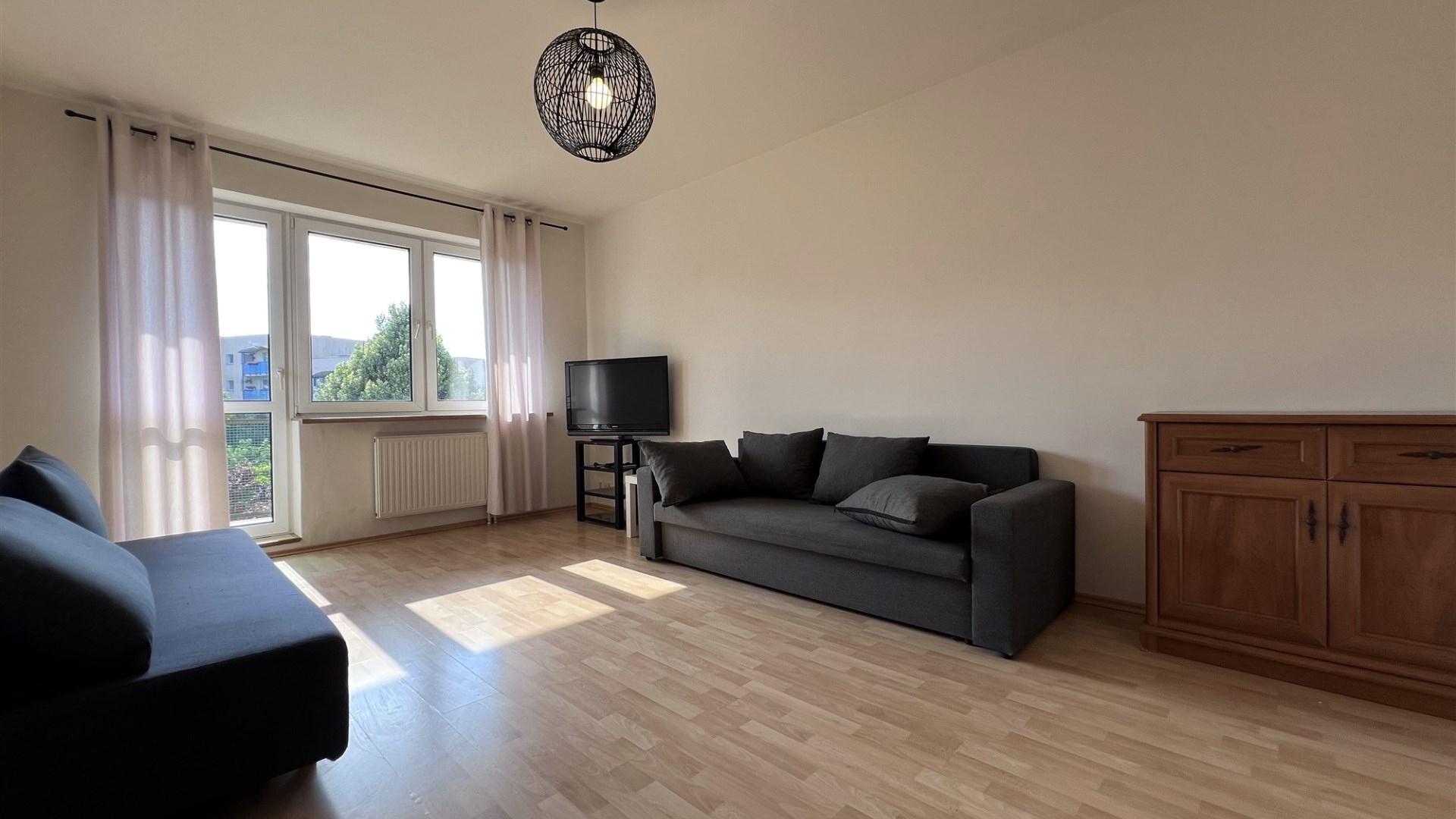 2 pokoje, duży balkon.