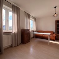 2 pokoje, duży balkon.