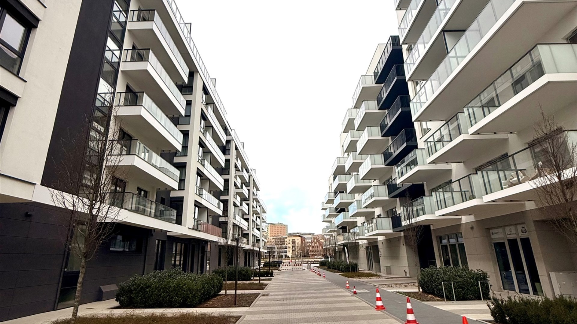 BULWARY - LOKAL UŻYTKOWY - PARTER - WITRYNA 