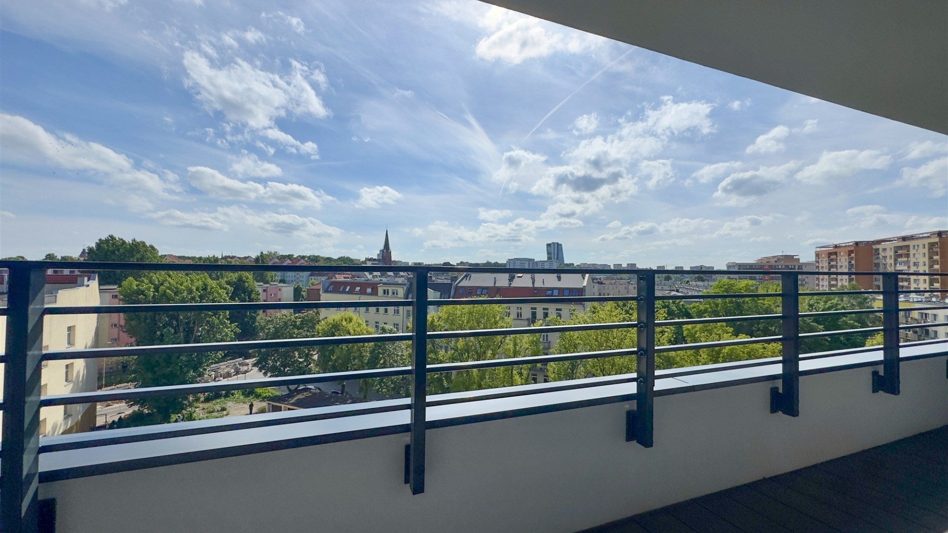 Widok na panoramę Szczecina i wielkomiejski styl