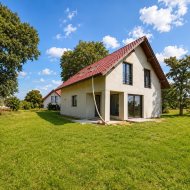 Duża działka plus stajnia