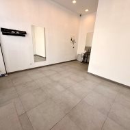 Centrum - lokal z wejsciem z parteru, witryna